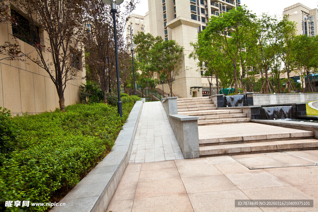 城市中整洁的户外阶梯景观