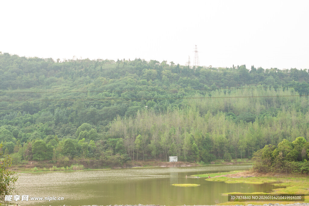 山林环绕的宁静湖泊