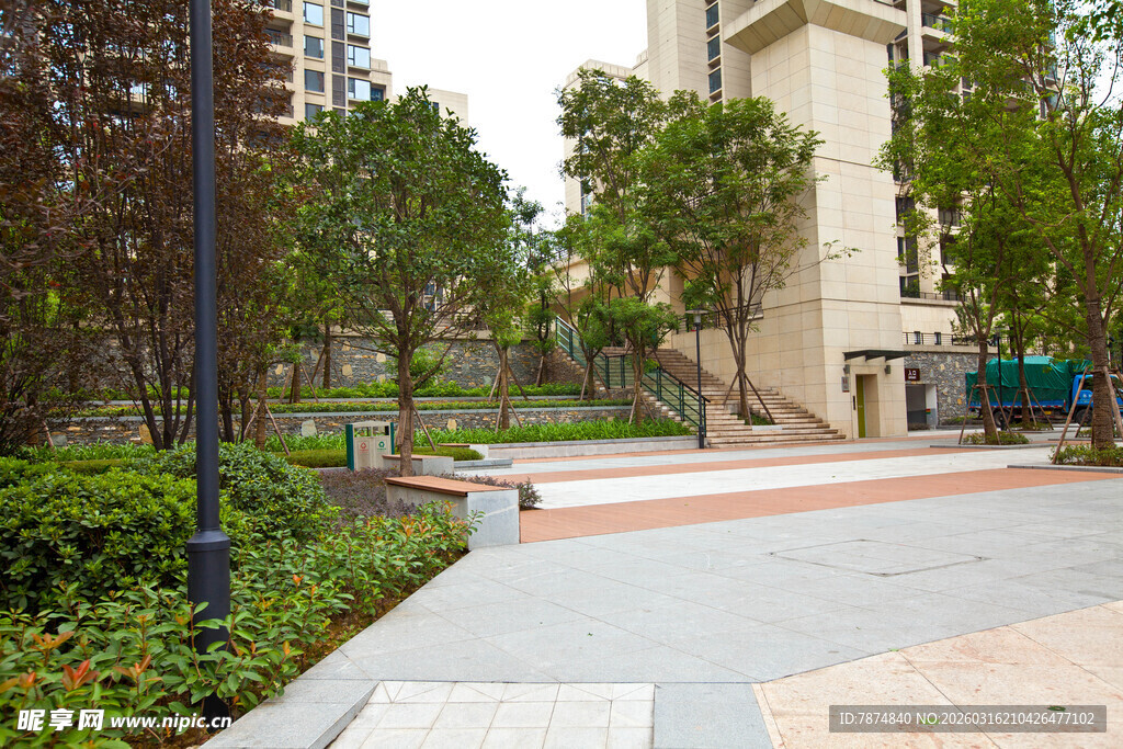 小区内的优美休闲步道