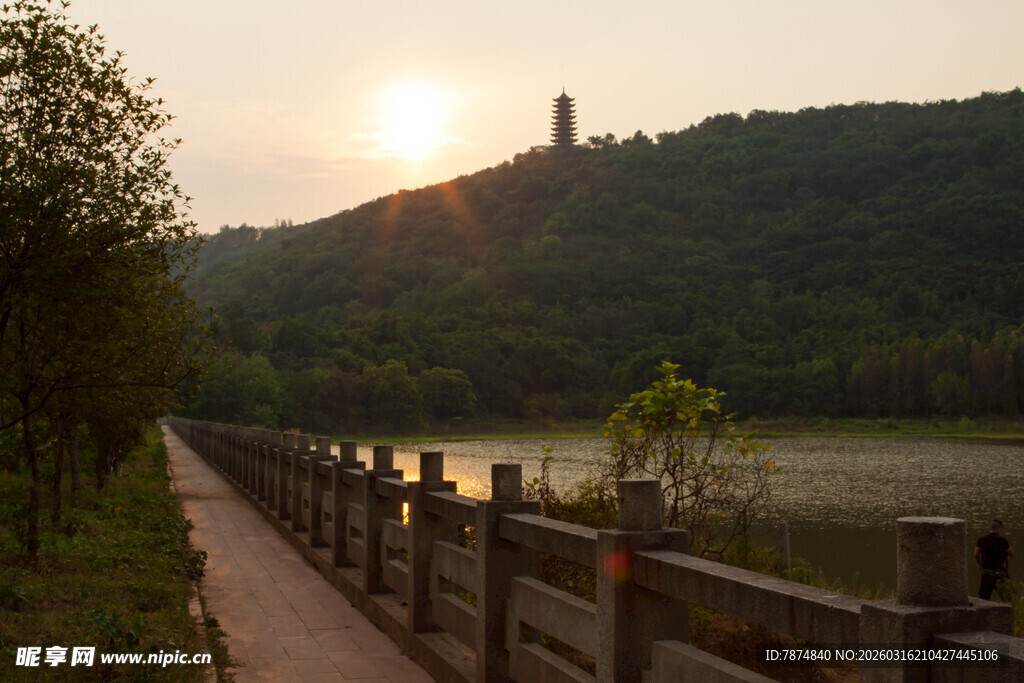 夕阳下湖畔木栈道美景