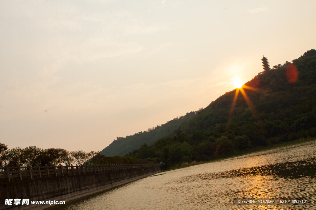 夕阳下河畔的壮美山景