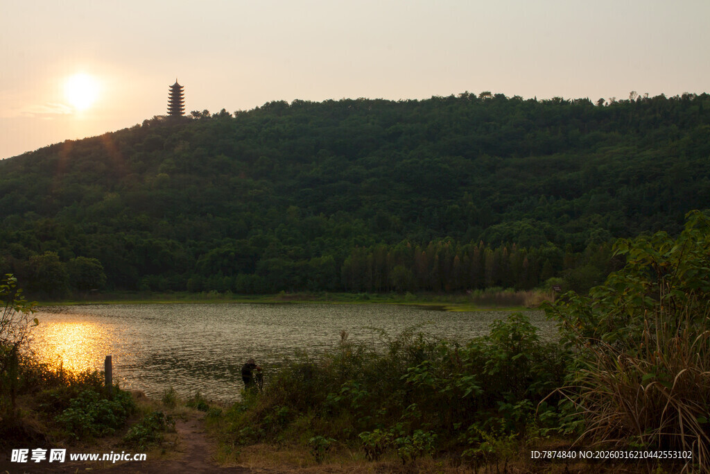 夕阳下的湖光山色美景