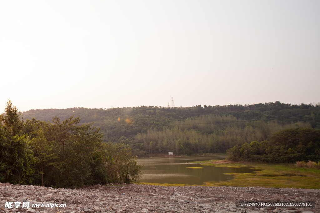 黄昏下的郊野风光