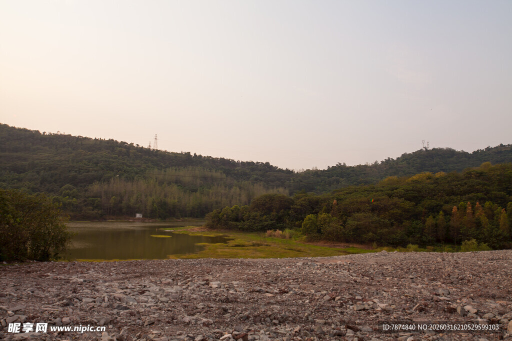 山间开阔砾石地景观