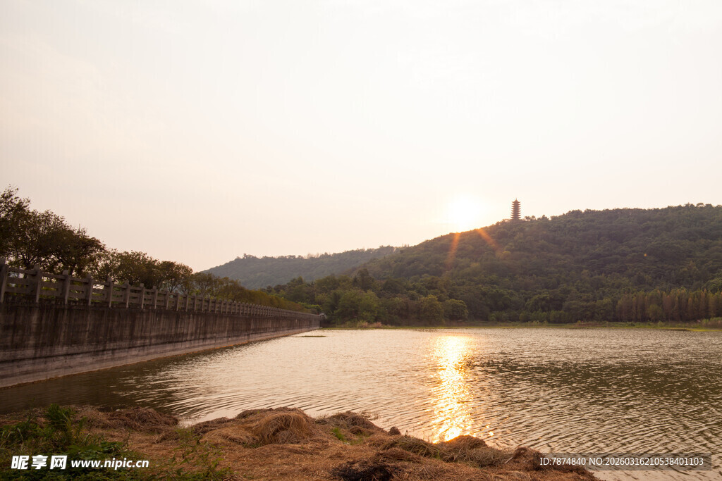 湖畔夕阳美景