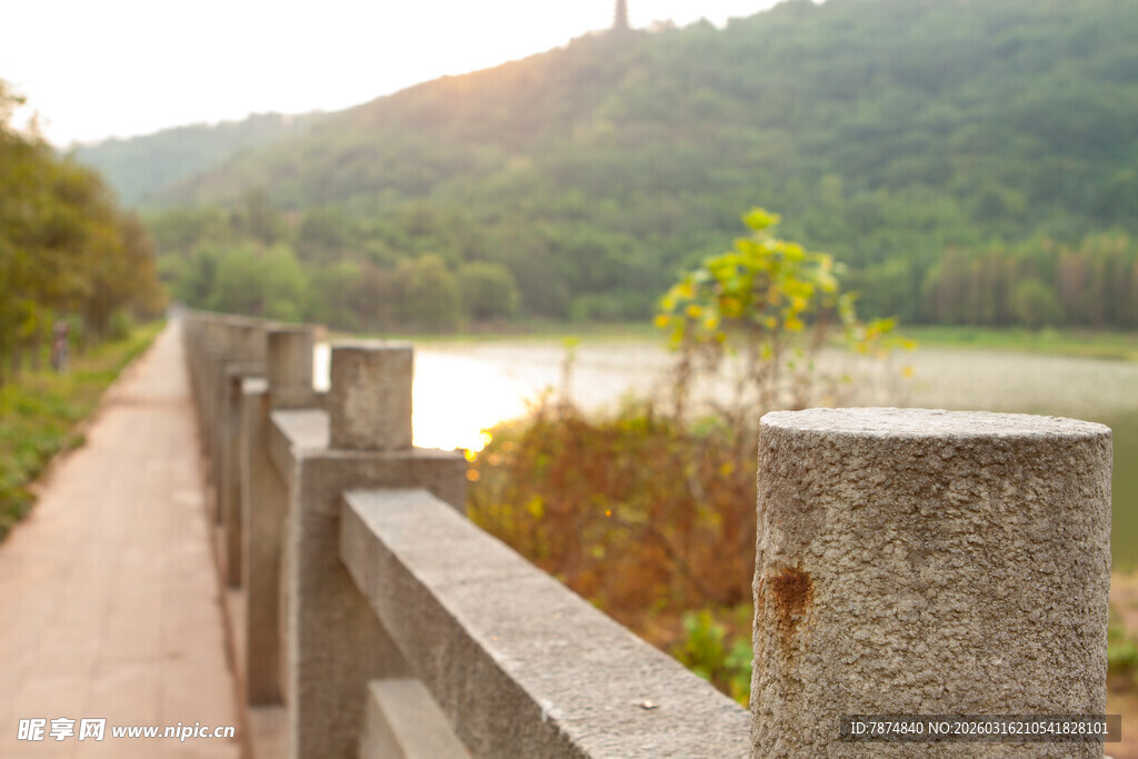 河畔石栏旁的幽静步道