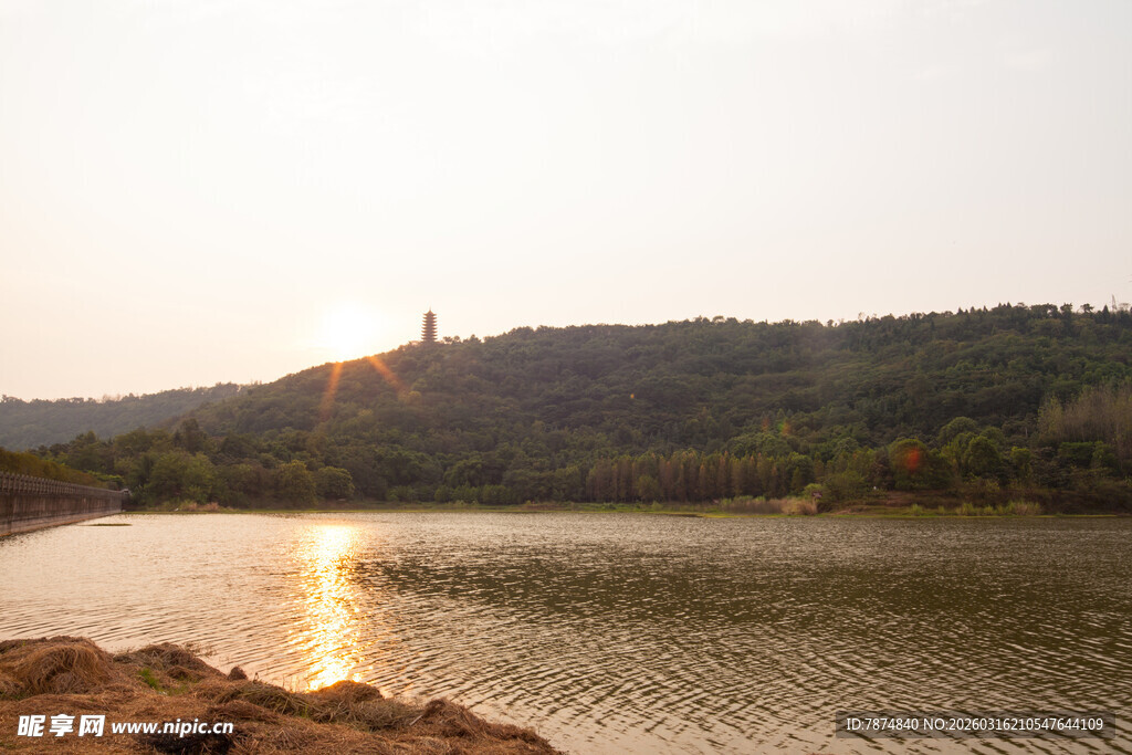 夕阳下的湖畔与远山