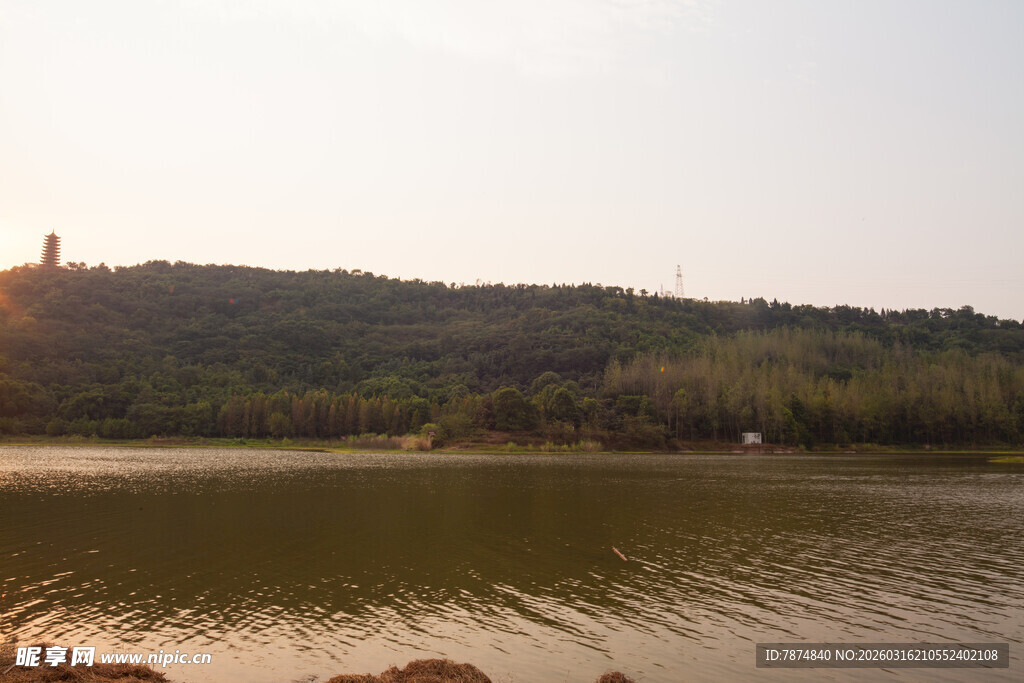 夕阳下的宁静湖畔风光