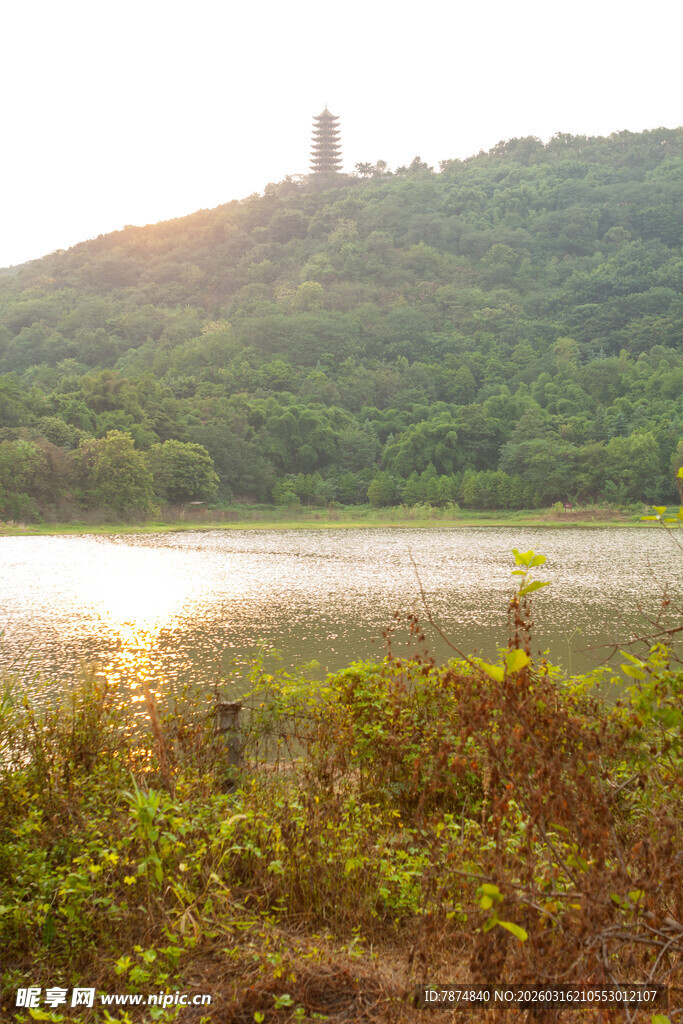 湖畔青山夕照美景
