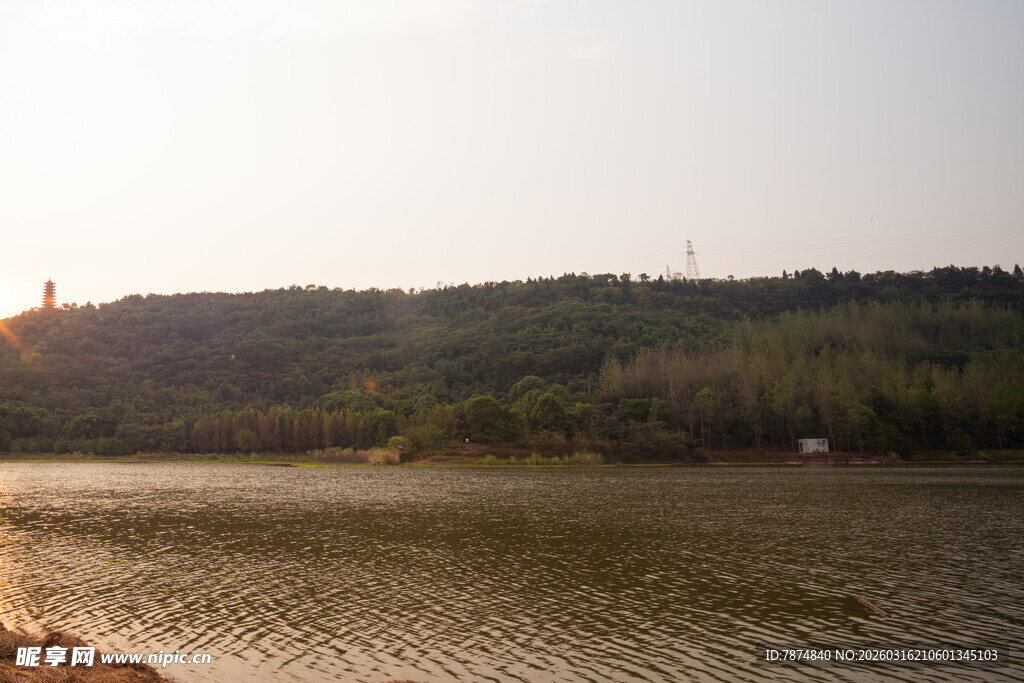 夕阳下的宁静湖畔风光