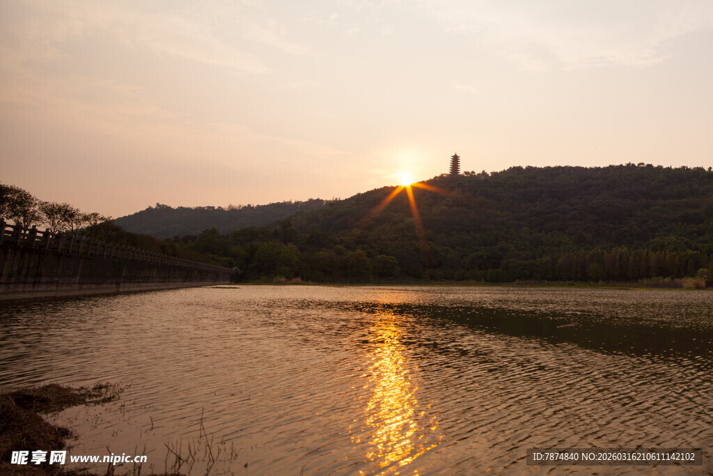 夕阳下湖畔的美丽景致