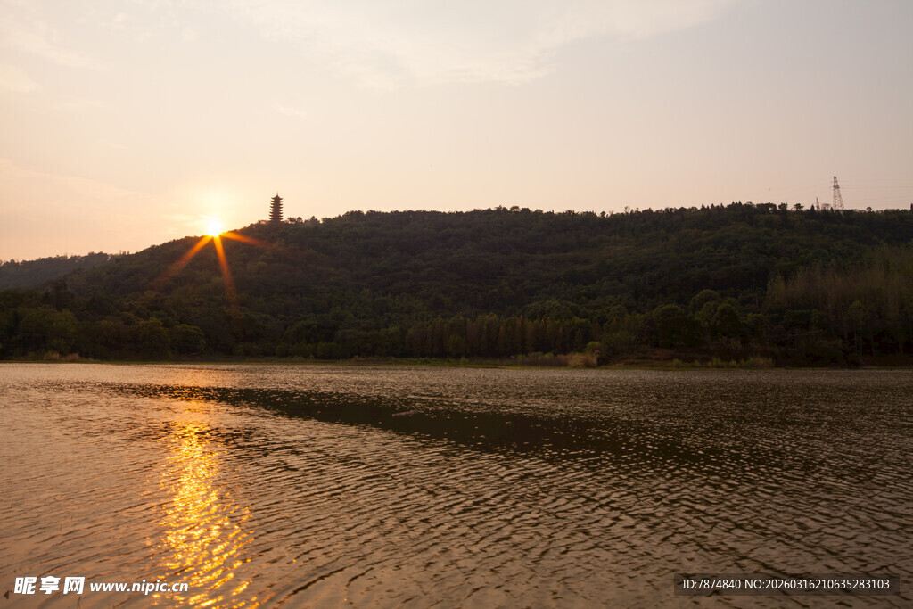 夕阳下的河畔与远山美景