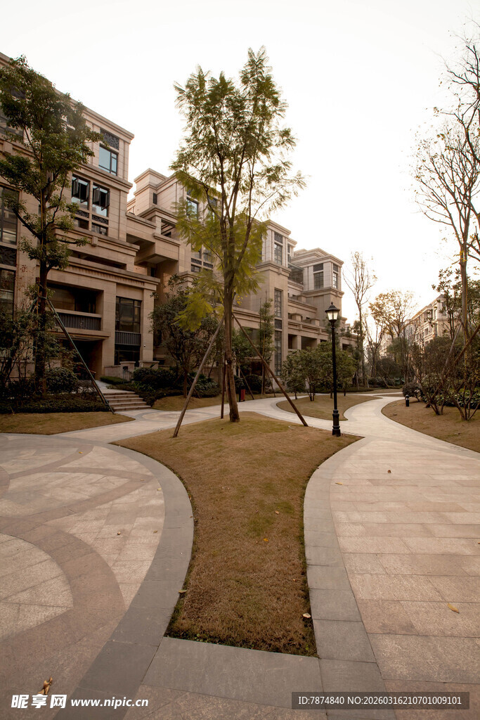 小区内的优美景观步道