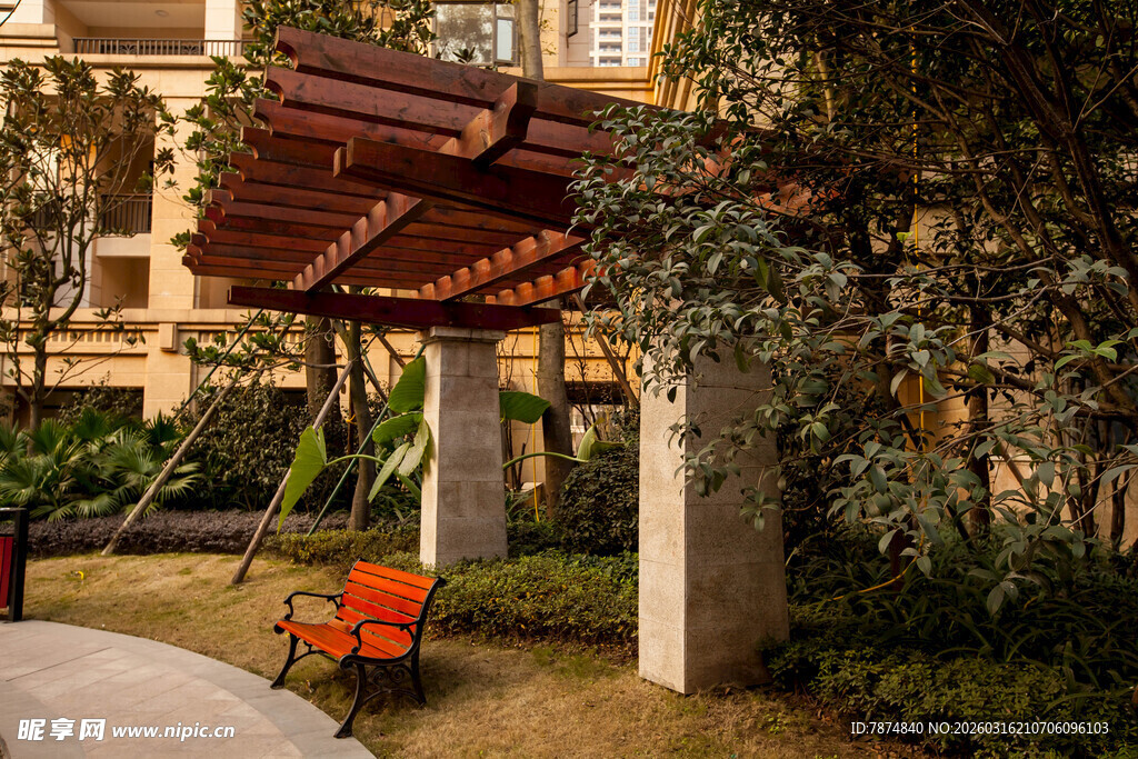 户外休闲凉亭与橙色座椅