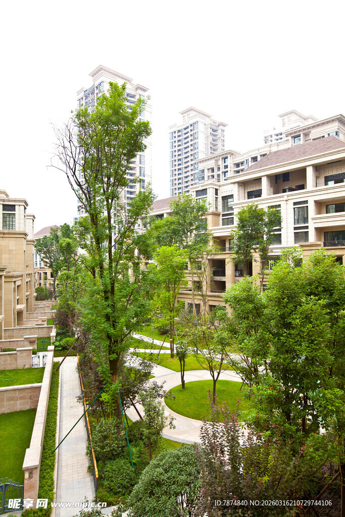 小区内绿意盎然的景观