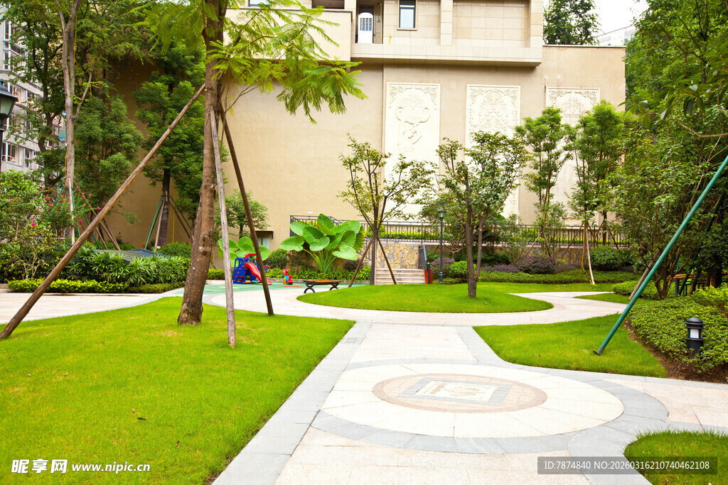 小区内的精致园林景观