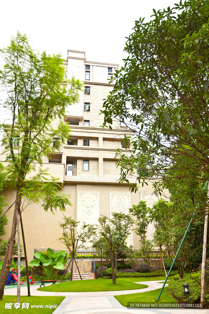 绿树环绕中的多层建筑