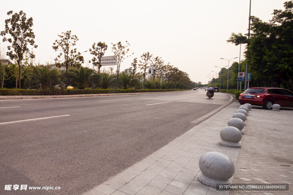 城市马路边的球形路障