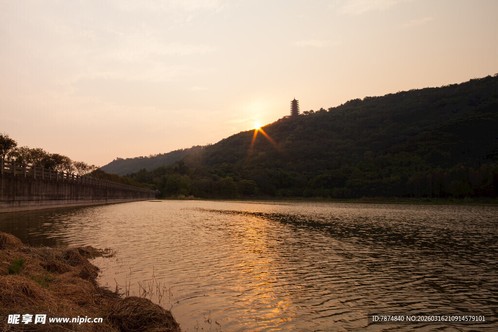 夕阳下的河畔美景