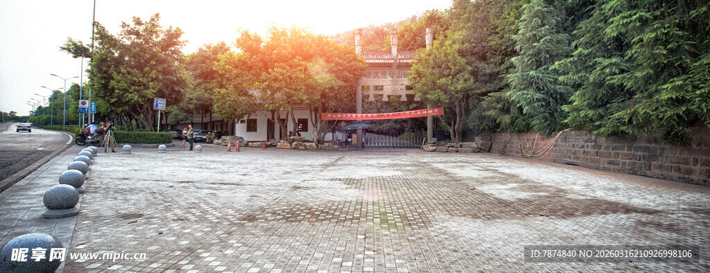 夕阳下的中式古建筑场景