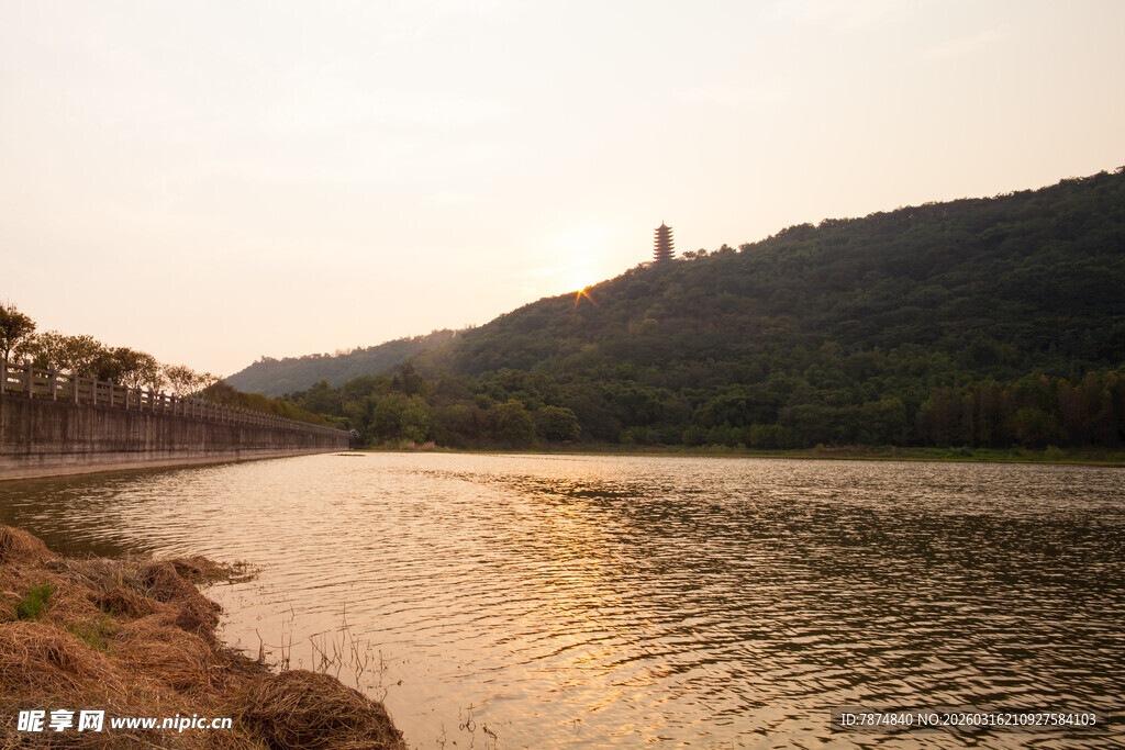 夕阳下的山水美景