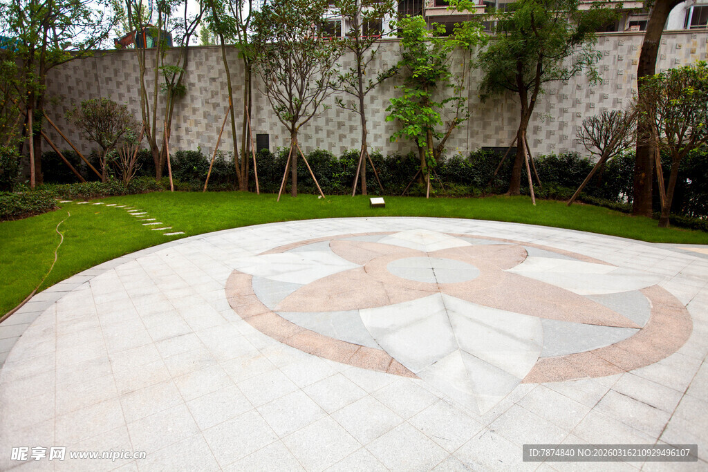 庭院中的精美地面装饰图案