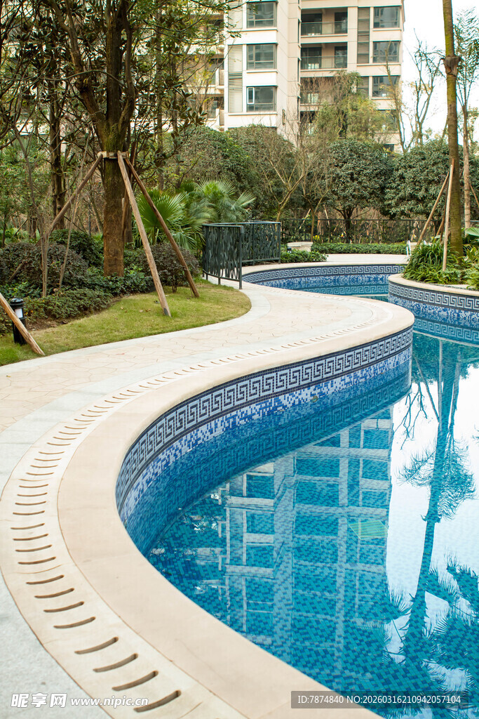 小区内的精致户外游泳池