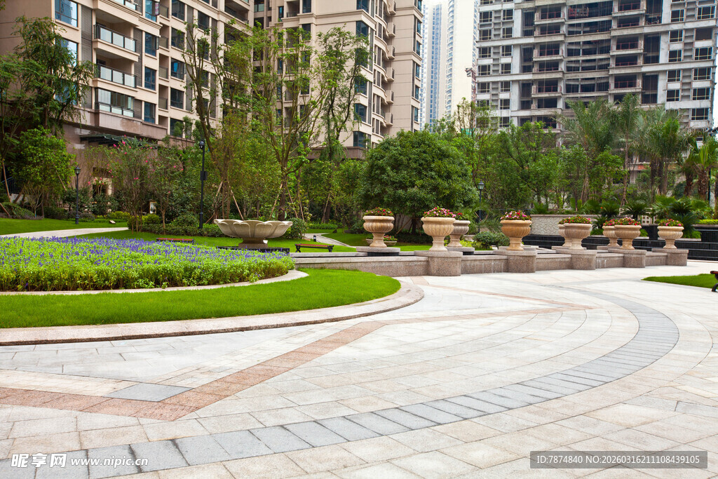 小区内的开阔景观广场