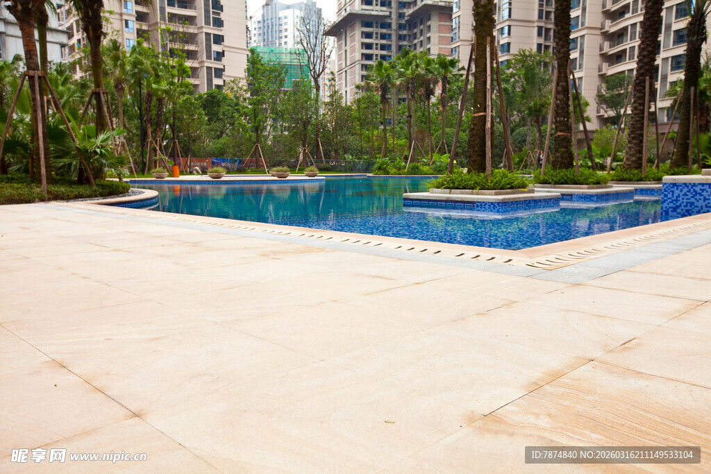 小区内的户外泳池景观