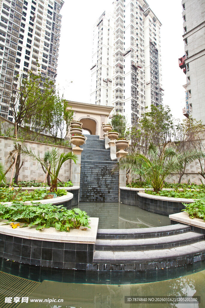 小区内的精致水景花园