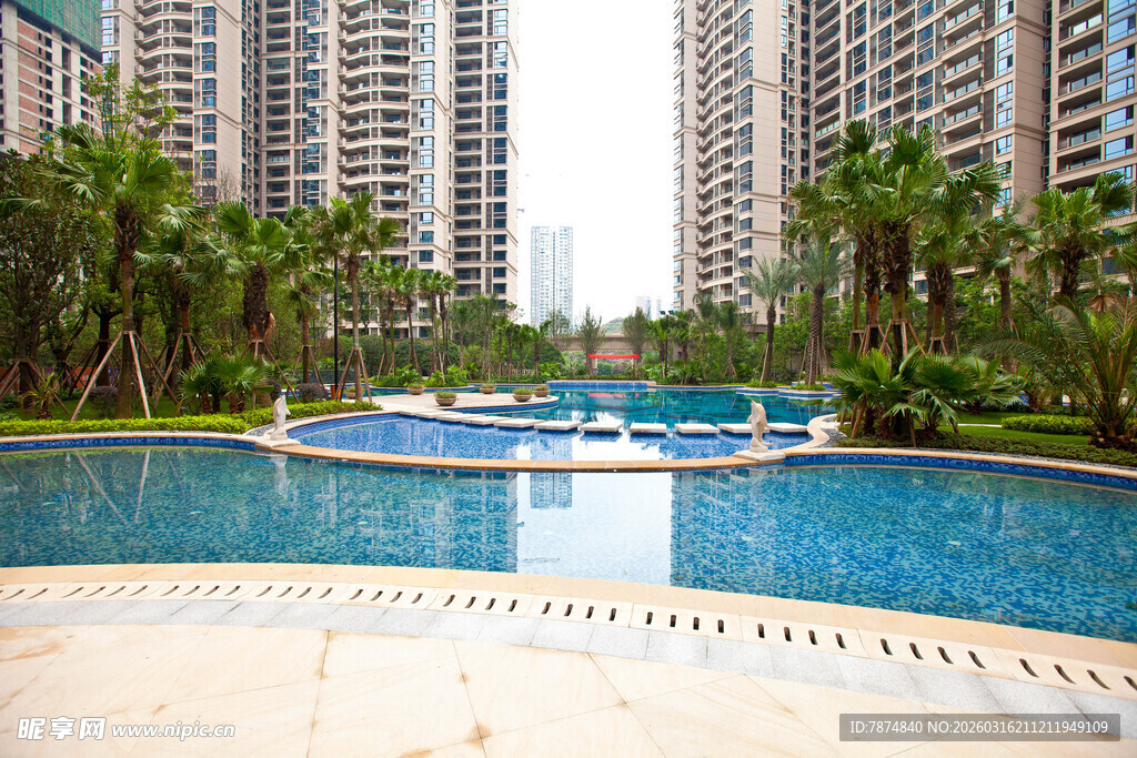 小区内的精致泳池景观