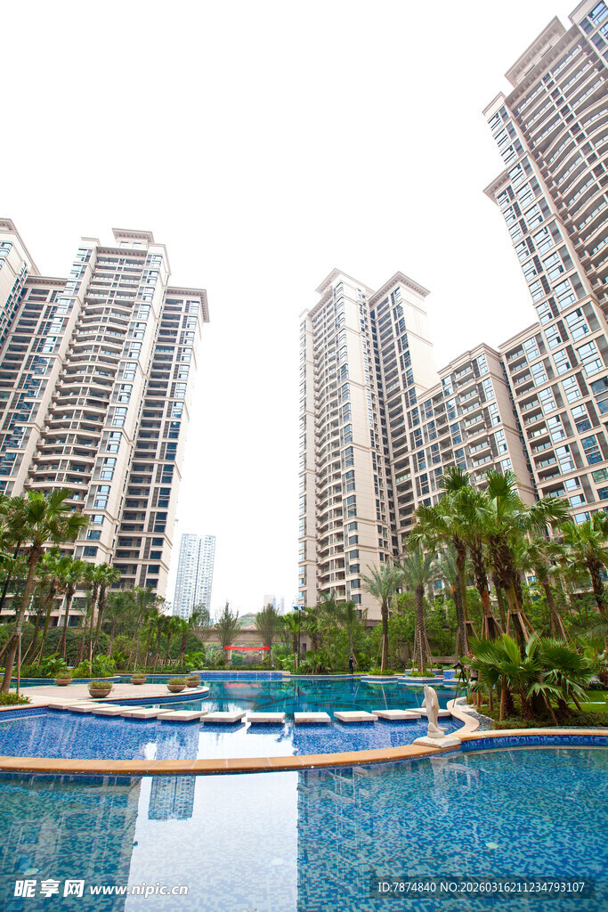高层旁的静谧泳池景观