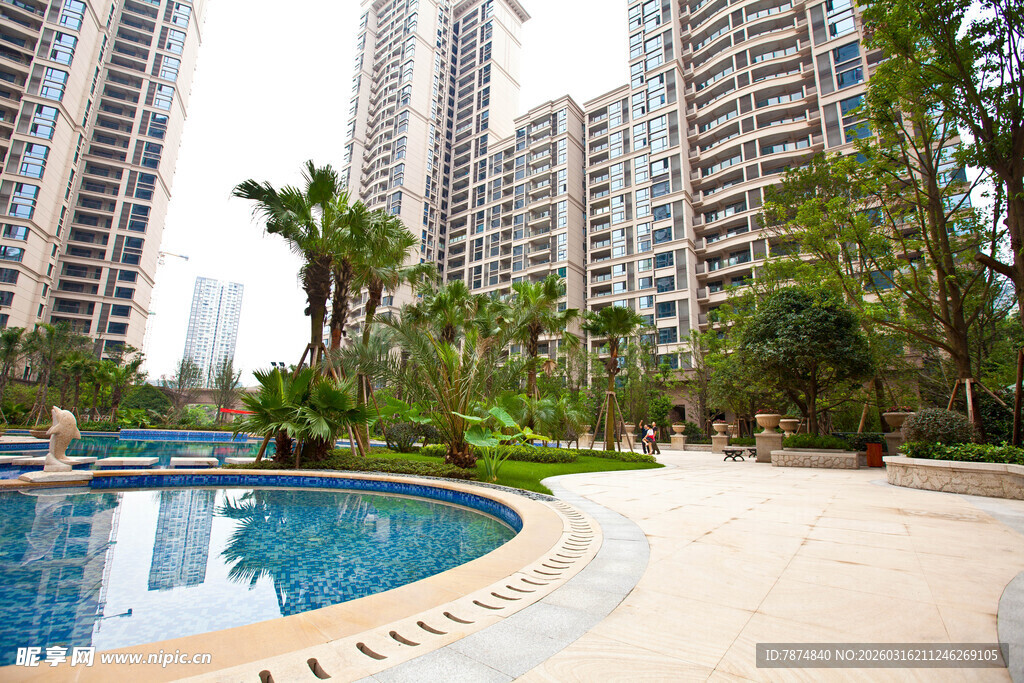 小区内的泳池与高楼景观