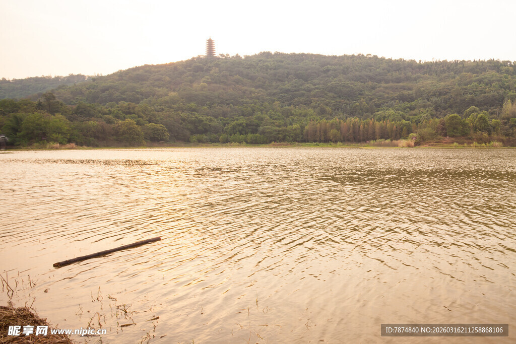 湖畔风光 远山与波光粼粼
