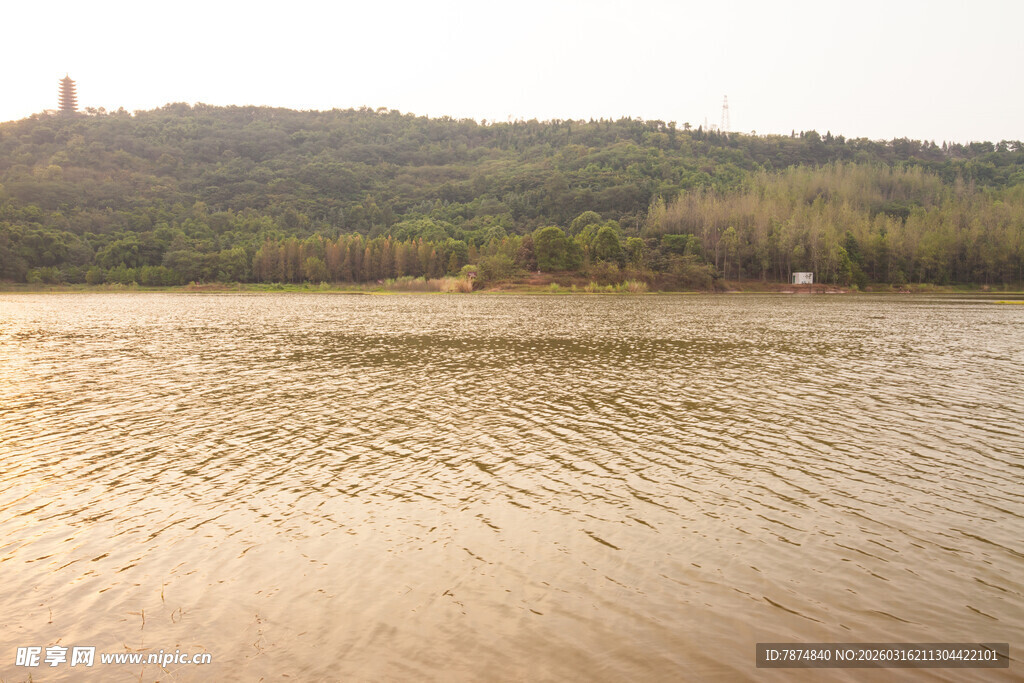湖畔风光 远山近水