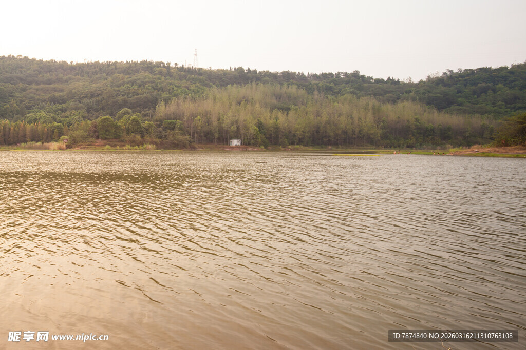 宁静湖泊与远处青山
