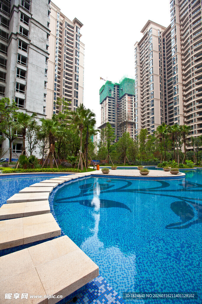 高档小区中的泳池景观