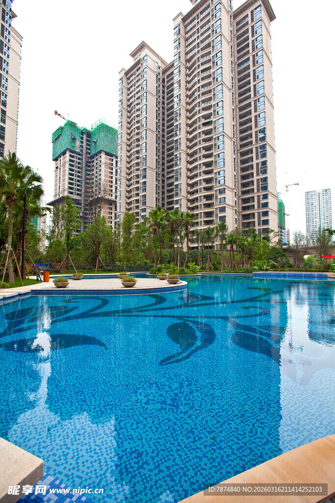 豪华小区中的碧蓝泳池