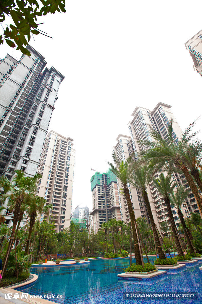 小区内的泳池与高楼景观