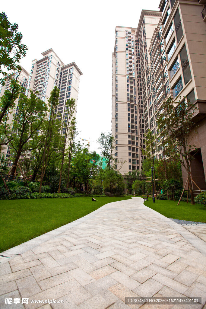 小区内的优美步道与建筑