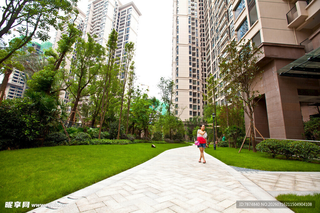 小区内漫步的红衣女子