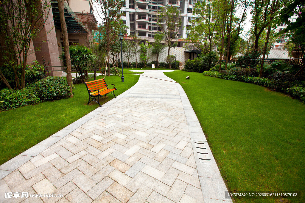 小区内整洁的砖石铺就小径