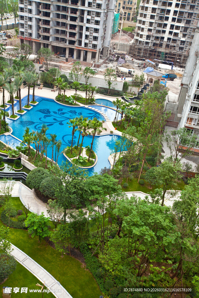 小区内的景观泳池及绿化