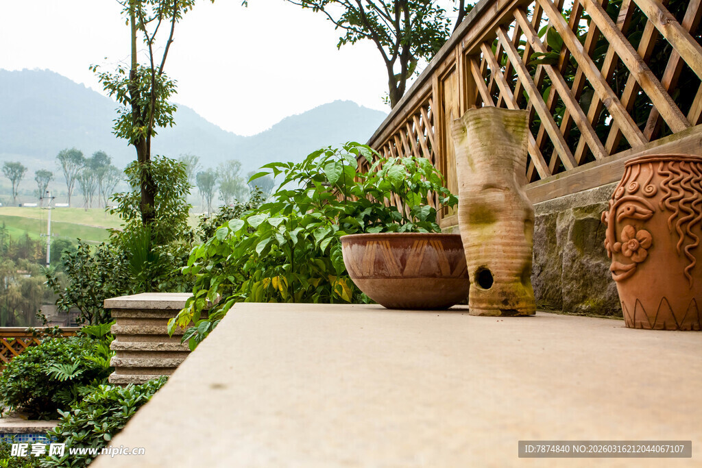 庭院露台上的绿植与陶饰