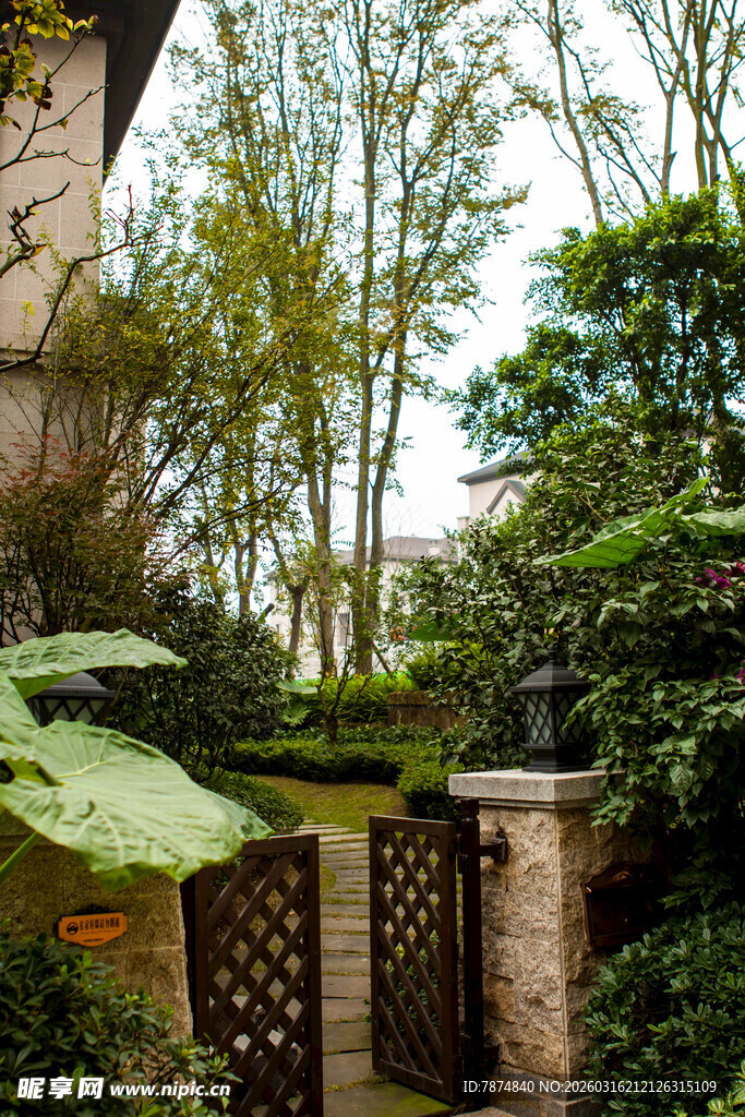 庭院绿植环绕的古朴院门