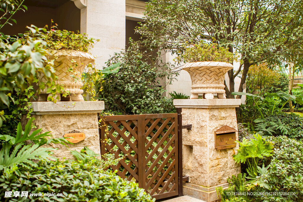 精致庭院绿植铁艺门景观