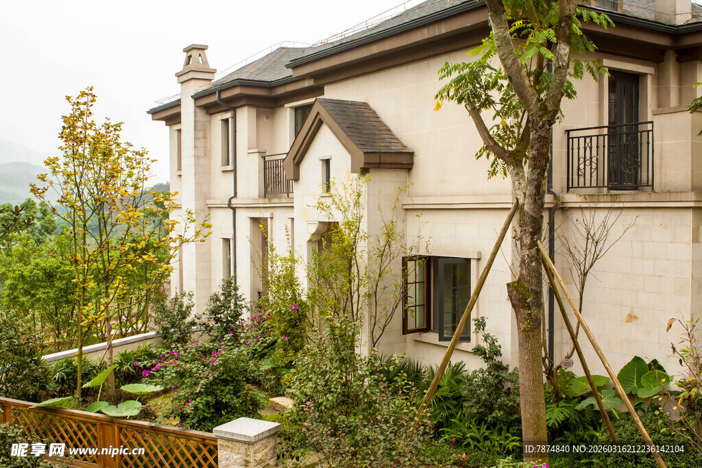 欧式别墅与繁茂绿植景观