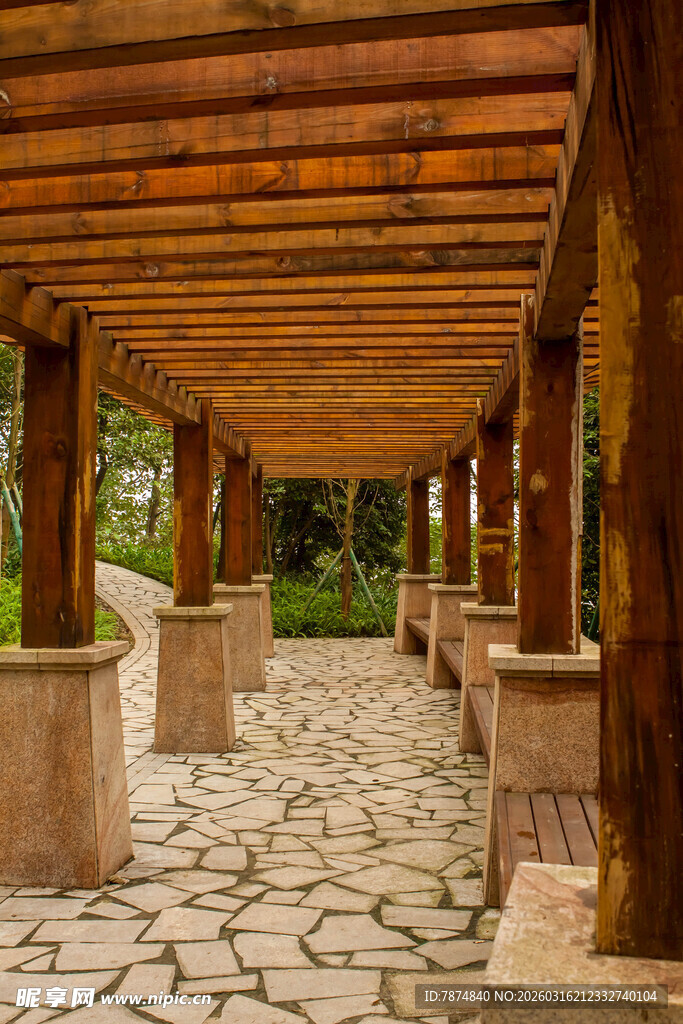 木质长廊下的石板小径