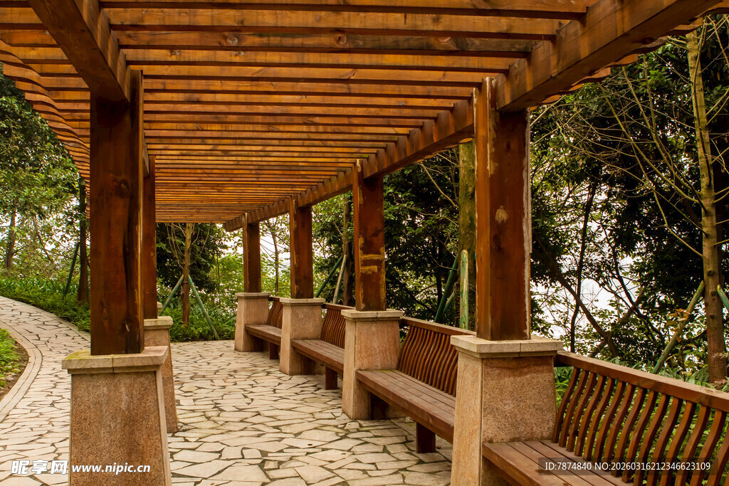 木质廊架下的休闲空间