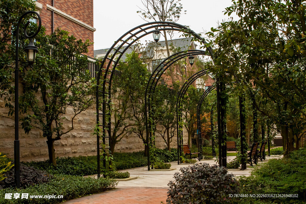 铁艺拱门花园景观小径